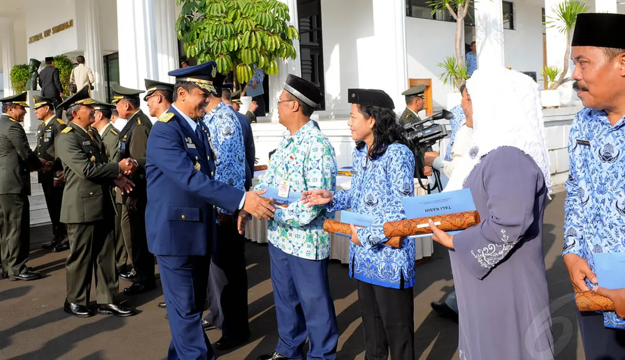 Dalam upacara tersebut, tanda penghargaan Dharma Pertahanan disematkan Menhan kepada beberapa orang, Jakarta, Minggu (17/8/14). (Liputan6.com/Faisal R Syam)