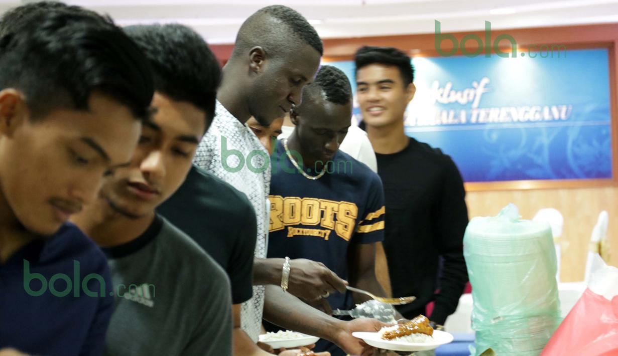 Pemain T-Team, Abdoulaye Maiga dan Makan Konate (kedua dari kanan) bersama pemain muda T-Team saat makan malam bersama di Kelab Ekslusif Bandaraya Kuala Terengganu, Malaysia (25/01/2016). (Bola.com/Nicklas Hanoatubun)