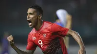 Penyerang Indonesia, Alberto Goncalves melakukan selebrasi usai menceploskan bolake jala gawang Chinese Taipei. Indonesia menang 4-0 (AP Newsroom)