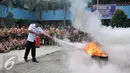 Seorang guru memadamkan api kecil saat penyuluhan dan sosialisasi bahaya bencana kebakaran di SDN 04 Pagi, Ciganjur, Jakarta Selatan, Rabu (21/9). (Liputan6.com/Yoppy Renato)