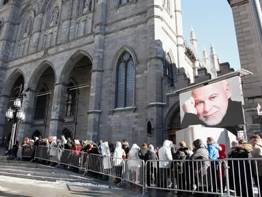Ribuan fans memadati acara penghormatan terakhir untuk Rene Angelil di Notre-Dame Basilica, Montreal, Kanada, Kamis (21/1). Suami Celine Dion itu meninggal dunia pada Kamis (14/1) akibat kanker tenggorokan. (Kate Hutchinson /Getty Images/AFP)