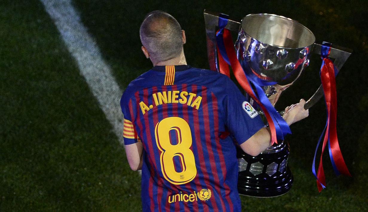 Pemain nomor punggung 8 memiliki peran penting dalam sebuah tim. Mereka biasanya memiliki kemampuan dribel bola, visi yang baik, dan umpan akurat sebagai seorang motor permainan. Selain itu, terkadang mereka juga menjadi pemecah kebuntuan. Berikut ini 8 pesepak bola bernomor punggu 8 terbaik sebanjang masa. (AFP/Josep Lago)