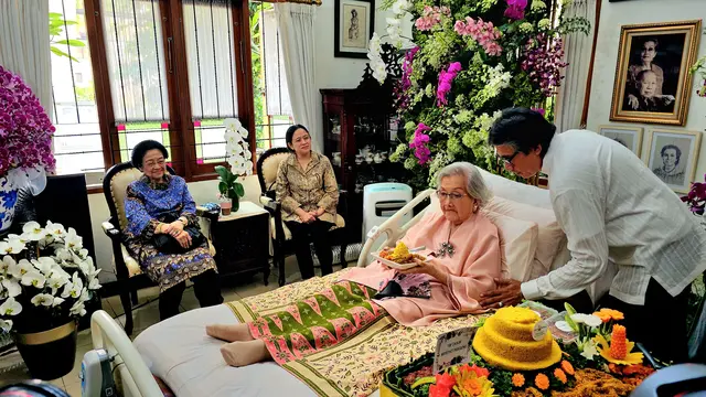 Presiden Kelima RI Megawati Soekarnoputri saat menghadiri perayaan ulang tahun ke-100 istri mantan Kapolri Jenderal (Purn) Hoegeng Iman Santoso, Meriyati Roeslani.