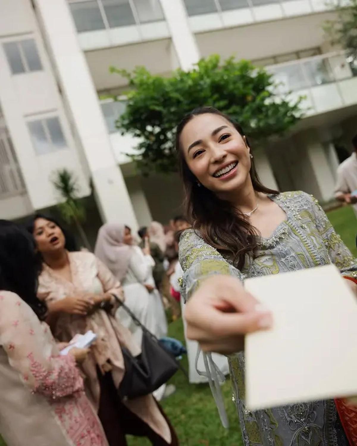 6 Potret Keluarga Nikita Willy Bagi-Bagi THR Lebaran, Sudah Jadi Tradisi Setiap Tahun