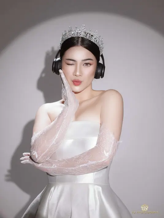 Ia memukau dengan tube dress satin yang elegan, dipadukan dengan sarung tangan tile transparan.  [@felicyangelista_].