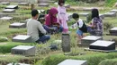 Tradisi ziarah menjelang Ramadan di Tempat Pemakaman Umum (TPU) Karet Bivak terlihat meningkat, (23/6/14). (Liputan6.com/Herman Zakharia)