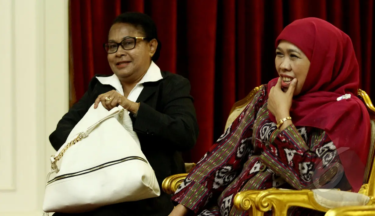Mensos, Khofifah (kanan) mendapangi perwakilan Komnas Perempuan bertemu Presiden Jokowi di Istana Negara, Jakarta, Senin (16/3/2015). Komnas Perempuan memaparkan temuan-temuan terbaru mengenai kekerasan atas perempuan. (Liputan6.com/Faizal Fanani)