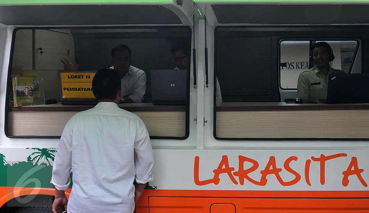 Sejumlah operator berjaga di Mobil Operator Layanan online Badan Pertanahan Nasional terparkir untuk melayani masyarakat peluncuran Aplikasi Lintas (Layanan dan Informasi Tanpa Batas) di Kantor BPN, Jakarta, Kamis (4/2/2016). (Liputan6.com/Johan Tallo)
