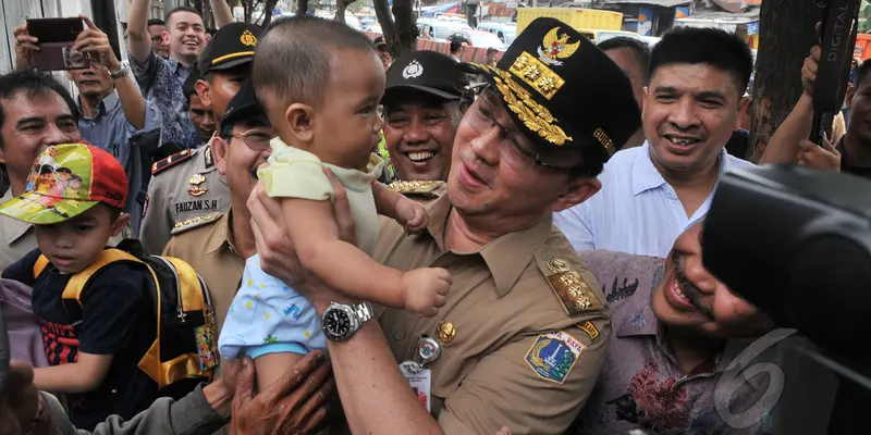 Ahok Jalan Kaki Blusukan ke Tanah Abang 