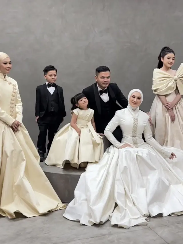 Irish Bella Melakukan foto keluarga dengan dua busana menarik. [ @_irishbella_]