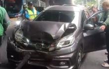 Kecelakaan Beruntun 7 Kendaraan di Jaktim, Fortuner Ngebut Tabrak Pengendara yang Antre Lampu Merah
