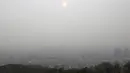 Suasana kota ditutupi dengan kabut tebal partikel debu halus di Seoul, Korea Selatan, Selasa (5/3). Kementerian Lingkungan Korea Selatan mengeluarkan langkah-langkah pengurangan debu halus darurat pada hari Selasa. (AP Photo/Ahn Young-joon)