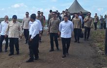 Momen Prabowo Berdiri di Tengah Sawah Kendalikan Drone Pertama Kali untuk Tanam Padi, Begini Potretnya