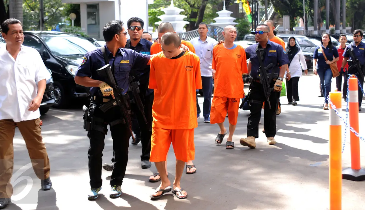 Petugas BNN menggiring empat tersangka pengedar narkotika jelang rilis di gedung BNN Jakarta, Rabu (4/5/2016). Dari tersangka, petugas menyita 12,3 kg sabu, 3,8 gram ganja dan 2 butir ekstasi. (Liputan6.com/Helmi Fithriansyah)