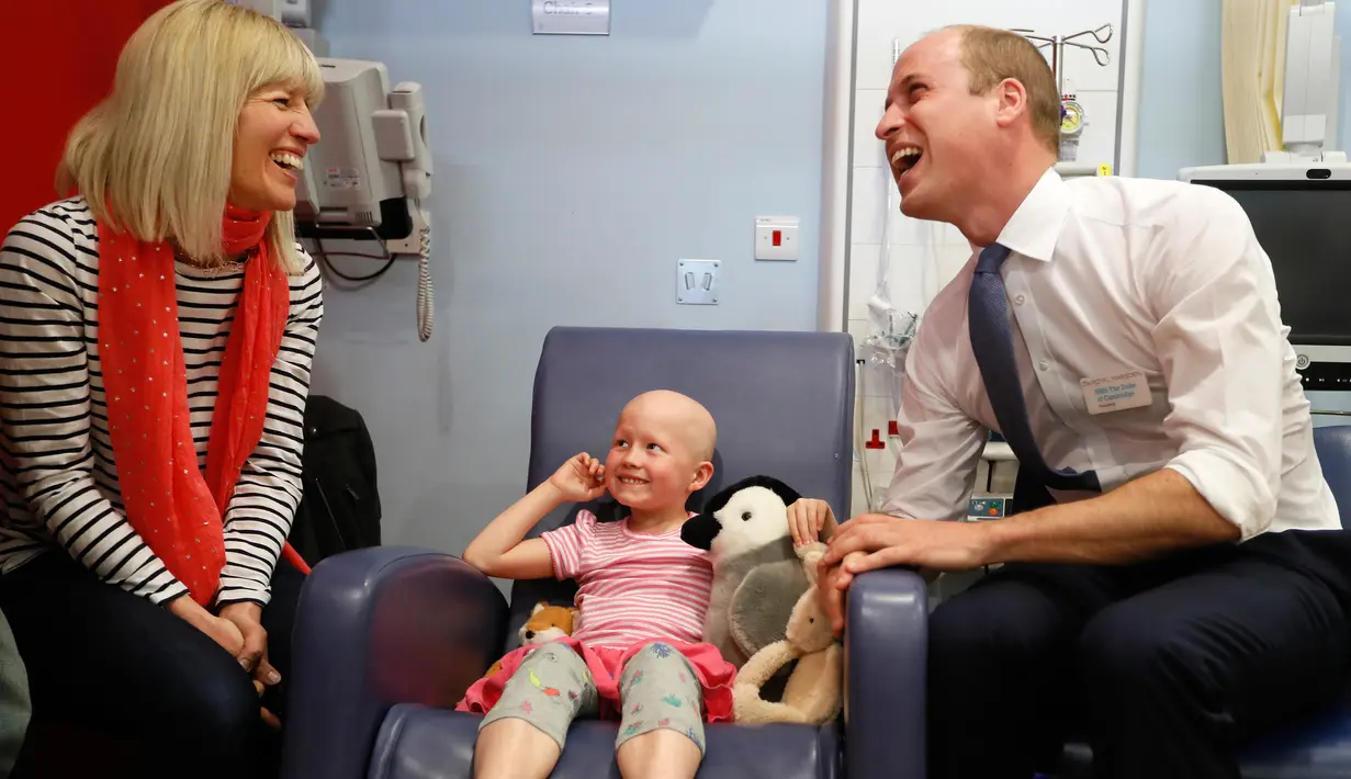 Pangeran William berbincang dengan anak pengidap kanker, Daisy Wood, dan ibunya di rumah sakit Royal Marsden di London, Selasa (16/5). Dalam kunjungannya, Pangeran William menghibur sejumlah pasien anak pengidap kanker (AP Photo/Kirsty Wigglesworth, pool)