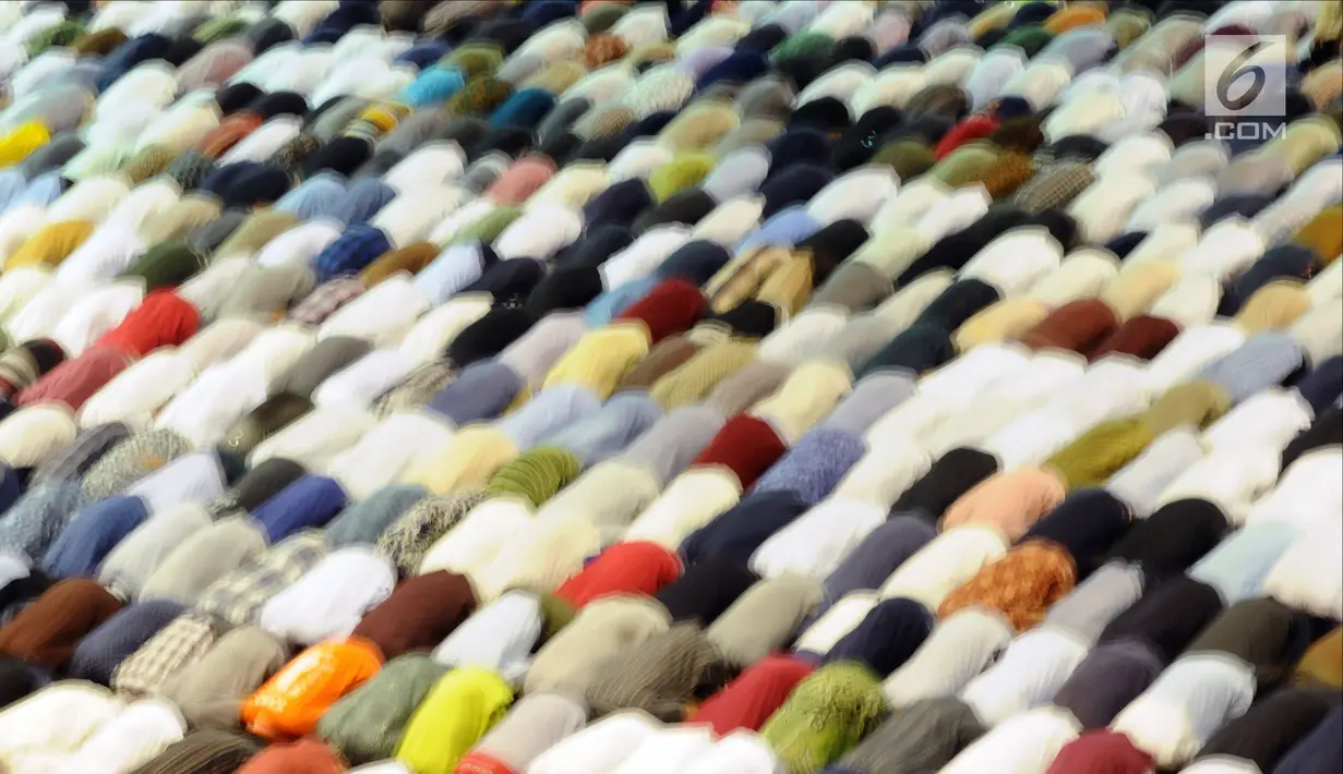 Umat muslim memenuhi ruang utama Masjid Istiqlal jelang salat sunah gerhana atau salat khusuf, Jakarta, Rabu (31/1). Ribuan umat muslim melaksanakan salat sunah gerhana atau salat khusuf di Masjid Istiqlal. (Liputan6.com/Helmi Fithriansyah)