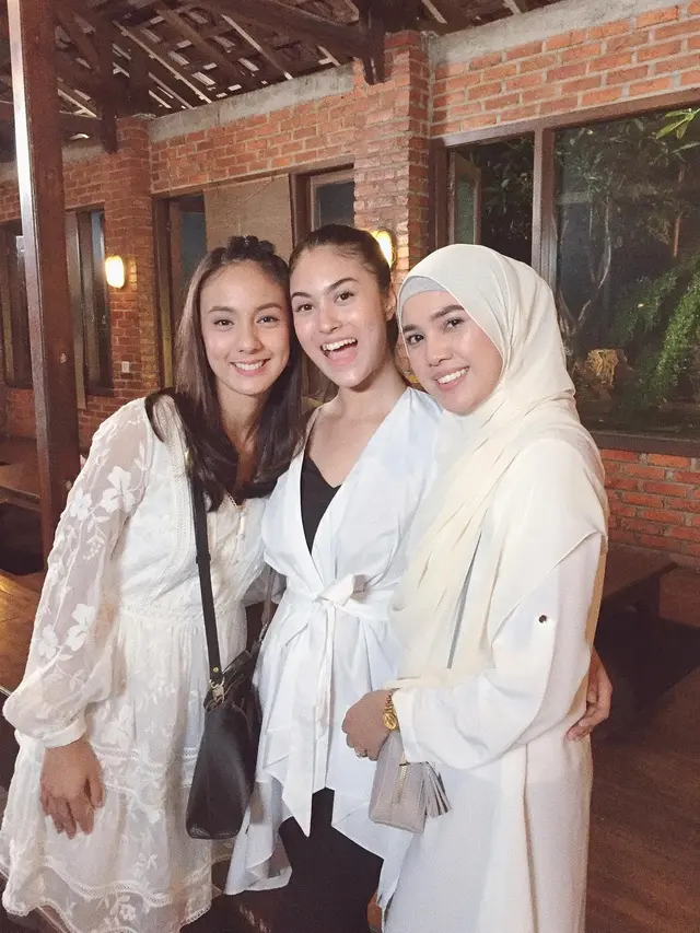 Jadi Bridesmaid Sahabat, Ini 6 Potret Kompak Marcella Daryanani dan Nasya Marcella
