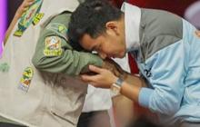 Gibran Celingak-Celinguk Cari Jawaban Mahfud, TKN: Kalau Melecehkan Masa Cium Tangan sih