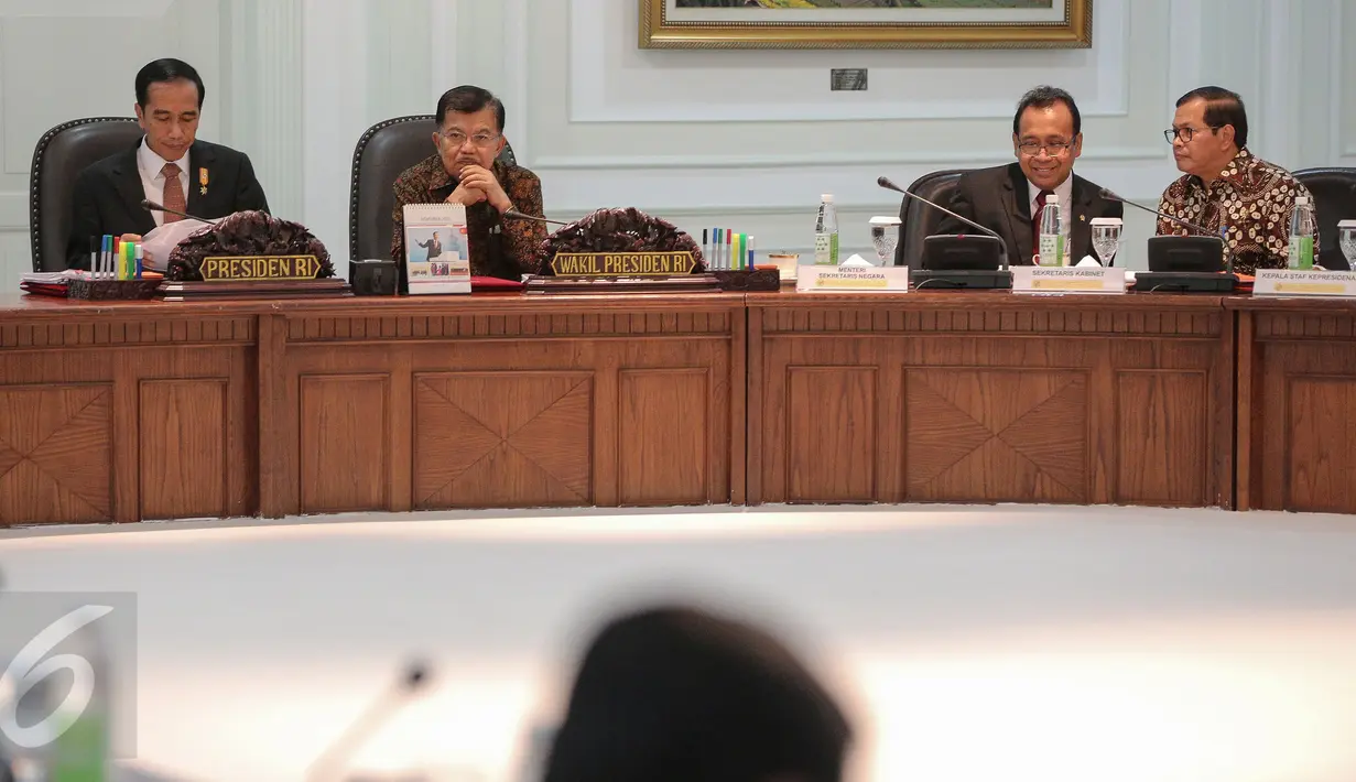 Presiden Jokowi didampingi Wapres Jusuf Kalla beserta menteri melakukan Sidang Kabinet Paripurna di Istana Kepresidenan, Jakarta,(2/11/2015). Sidang membahas APBN 2016, Persiapan Pilkada, dan Paket Kebijakan Ekonomi VI. (Liputam6.com/Faizal Fanani)