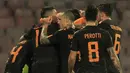 Pemain AS Roma merayakan gol keempat mereka saat melawan Napoli pada pertandingan Liga Italia Serie A di stadion San Paolo di Naples, Italia (3/3). Pada pertandingan ini AS Roma berhasil mempermalukan tuan rumah Napoli 2-4. (AFP Photo/Carlo Hermann)