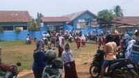 Aktifitas siswa pulang sekolah di salah satu Sekolah Dasar (SD) di Kota Palembang Sumsel (Liputan6.com / Nefri Inge)