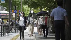Orang-orang yang memakai masker melintasi persimpangan di Tokyo Kamis (5/8/2021). Tokyo pada hari Kamis melaporkan 5.042 kasus virus corona baru, rekor tertinggi harian terbaru sejak pandemi Covid-19 dimulai, di saat ibu kota Jepang menjadi tuan rumah Olimpiade. (AP Photo/Kantaro Komiya)