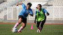 Pemain Timnas Wanita Indonesia, Nisma Francida Rusdiana (kiri) berebut bola dengan Diah Tri Lestari saat sesi latihan persiapan Piala Asia Wanita 2022 di Stadion Madya, Jakarta, Jumat (07/01/2021). (Bola.com/Bagaskara Lazuardi)