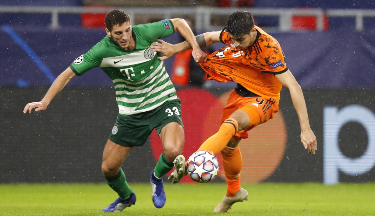 Penyerang Juventus,  Alvaro Morata, berebut bola dengan bek Ferencvaros, Lasha Dvali, pada laga lanjutan Liga Champions 2020/2021 di Puskas Arena, Kamis (5/11/2020) dini hari WIB. Juventus menang 4-1 atas Ferencvaros.  (AP Photo/Laszlo Balogh)