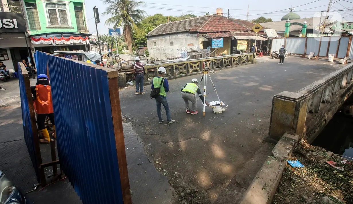 Pekerja menyelesaikan proyek revitalisasi Jembatan Cibubur, Jakarta, Selasa (2/8/2022). Revitalisasi ditargetkan selesai pada 6 November 2022. (Liputan6.com/Faizal Fanani)