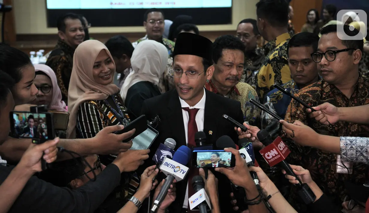 Mendikbud Nadiem Anwar Makarim memberikan keterangan kepada awak media usai acara lepas sambut di Gedung Kemendikbud, Jakarta, Rabu (23/10/2019). Nadiem Makarim datang untuk menghadiri  acara lepas sambut sebagai Mendikbud yang baru. (merdeka.com/Iqbal S. Nugroho)