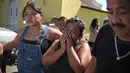 Seorang wanita menangis usai mengidentifikasi keluarganya yang menjadi korban kerusuhan di sebuah penjara dengan keamanan maksimum di Guatemala, Senin (30/11). 16 tahanan tewas dalam perkelahian antarnapi di penjara tersebut. (AFP Photo/JOHAN ORDONEZ)