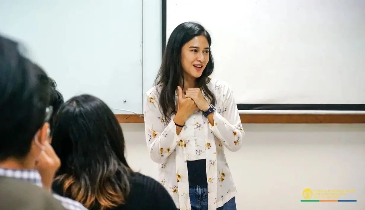 Beberapa waktu belakangan, Dian Sastro juga sering membagikan momen kesehariannya dalam balutan kebaya. Ya, Dian Sastro termasuk salah satu artis tanah air yang gencar mengajak masyarakat untuk turut memakai wastra Nusantara dalam berkeseharian. Dalam foto ini, Dian Sastro terlihat sedang mengajar mengenakan kebaya lengan panjang bermotif bunga matahari, dipadunya dengan celana jeans untuk memberi kesan kasual yang pas. Foto: Instagram.