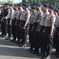 Petugas mengikuti apel gabungan di Monas, Jakarta, Kamis (31/12). Sebanyak 1300 personel gabungan yang terdiri dari polisi, TNI, Pol PP, dan Pramuka dikerahkan untuk mengamankan perayaan malam tahun baru. (Liputan6.com/Immanuel Antonius)