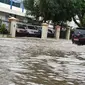 Banjir mengepung kantor Gubernur Sumsel di Jalan Kapten A Rivai Palembang Sumsel (Liputan6.com / Nefri Inge)