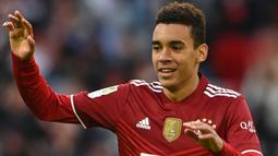 Jamal Musiala. Gelandang serang Bayern Munchen berusia 18 tahun ini memiliki nilai pasar mencapai 50 juta euro atau setara sekitar Rp.820 miliar. Musim ini ia telah bermain 13 laga bersama Bayern Munchen di semua ajang kompetisi dengan torehan 4 gol dan 4 assist. (AFP/Christof Stache)