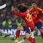 Pemain depan Prancis #07, Ousmane Dembele, melepaskan tembakan melewati pemain bertahan Spanyol #24, Marc Cucurella, selama pertandingan semifinal UEFA Nations League antara Spanyol dan Prancis di Stuttgart, Jerman barat daya,&nbsp;Jumat dini hari WIB (6-6-2025). (FRANCK FIFE/AFP)