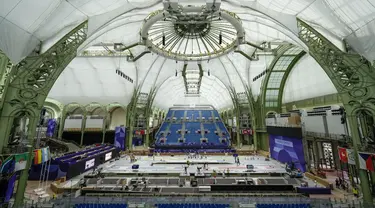 Para pekerja melakukan sentuhan akhir pada Grand Palais, Selasa, 23 Juli 2024, di Paris, Prancis. (AP Photo/Andrew Medichini)