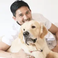 Aktor Ryan Delon ternyata merupakan penyayang binatang, khususnya anjing. Telah menikah dan memiliki anak tidak mengurangi kebersamaannya dengan anjing-anjing peliharaan kesayangannya. (via instagram/@tail_wagging)