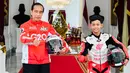 Presiden Joko Widodo berfoto bersama pembalap pada ajang IATC (Idemitsu Asia Talent Cup) Veda Ega Pratama di Istana Merdeka, Jakarta, Rabu (16/3/2022). Hari ini, Jokowi menerima sejumlah pembalap MotoGP. (Biro Pers/Setpres)