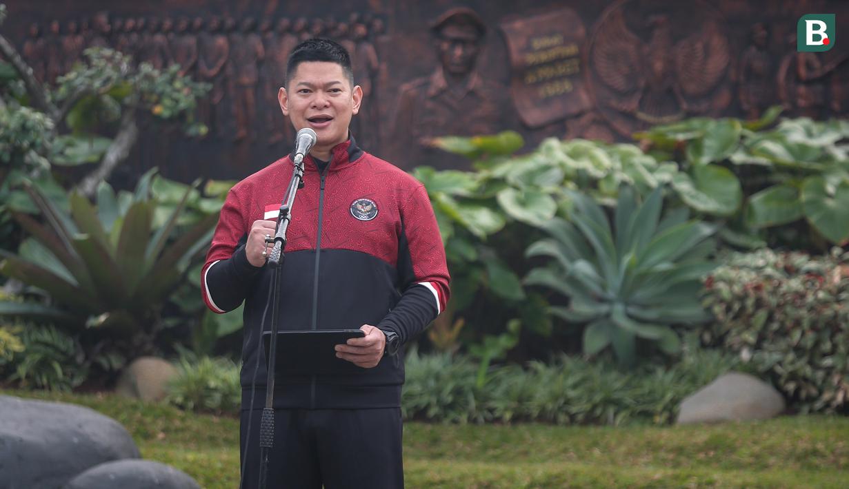 Ketua Umum Komite Olimpiade Indonesia (NOC), Raja Sapta Oktohari memberikan sambutan saat pengukuhkan kontingen Indonesia untuk SEA Games 2023 Kamboja yang berlangsung di Kantor Kemenpora, Senayan, Jakarta, Selasa (02/05/2023). Sebanyak 599 atlet akan tampil dalam 31 cabang olahraga. (Bola.com/Bagaskara Lazuardi)