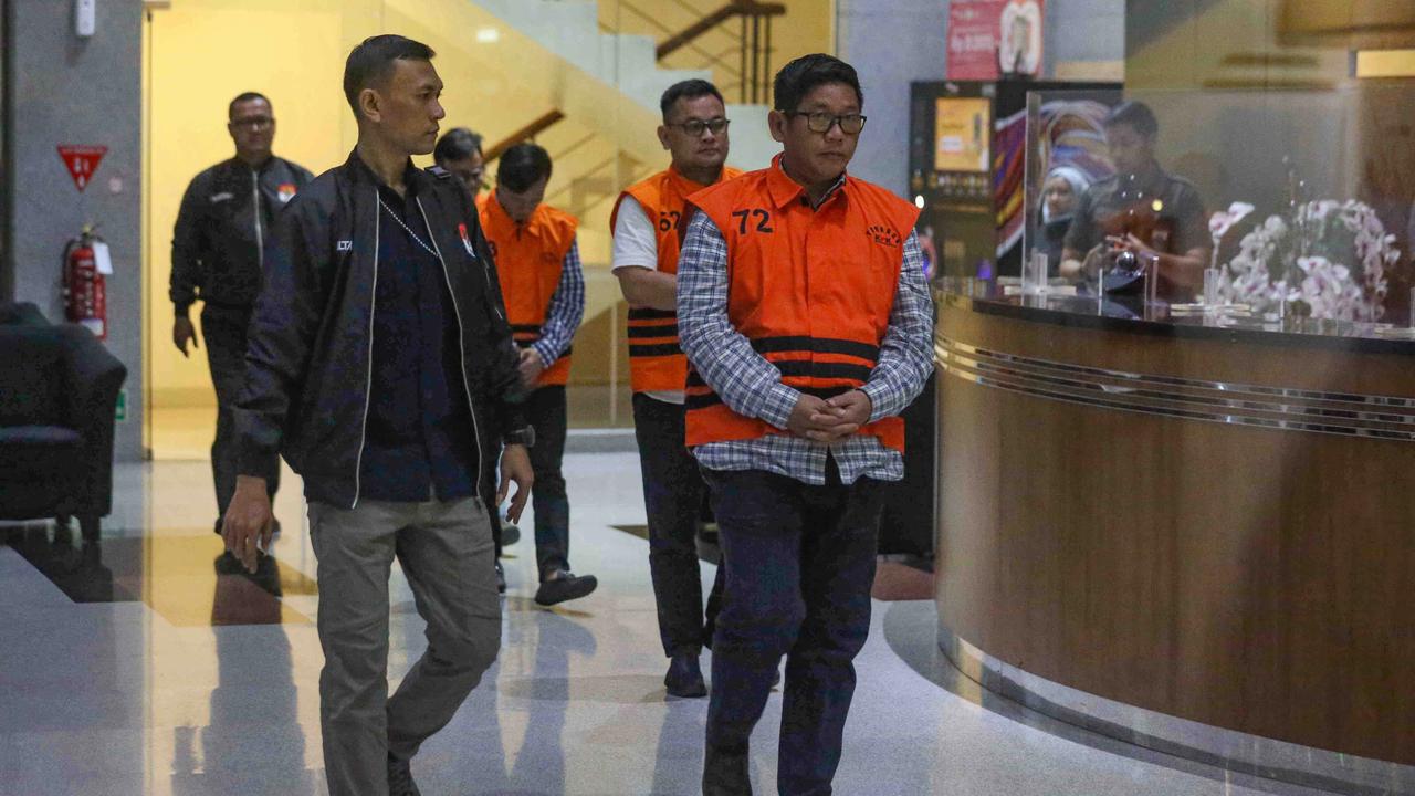 FOTO: KPK Tahan Empat Tersangka Baru dalam Kasus Suap Proyek PUPR OKU