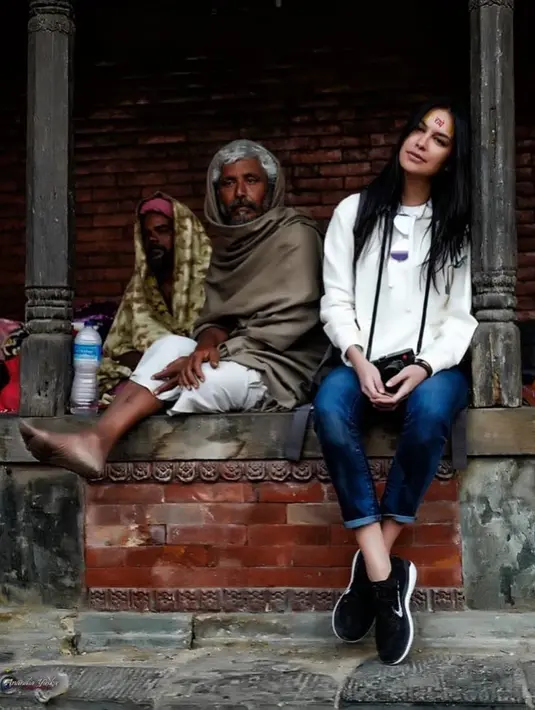 Membaur dengan masyarakat sekitar sepertinya menjadi kebahagiaan tersendiri buat Sophia. Pashupatinath, Nepal menjadi tempat yang berarti bagi Sophia. (Liputan6.com/IG/@sophia_latjuba88)
