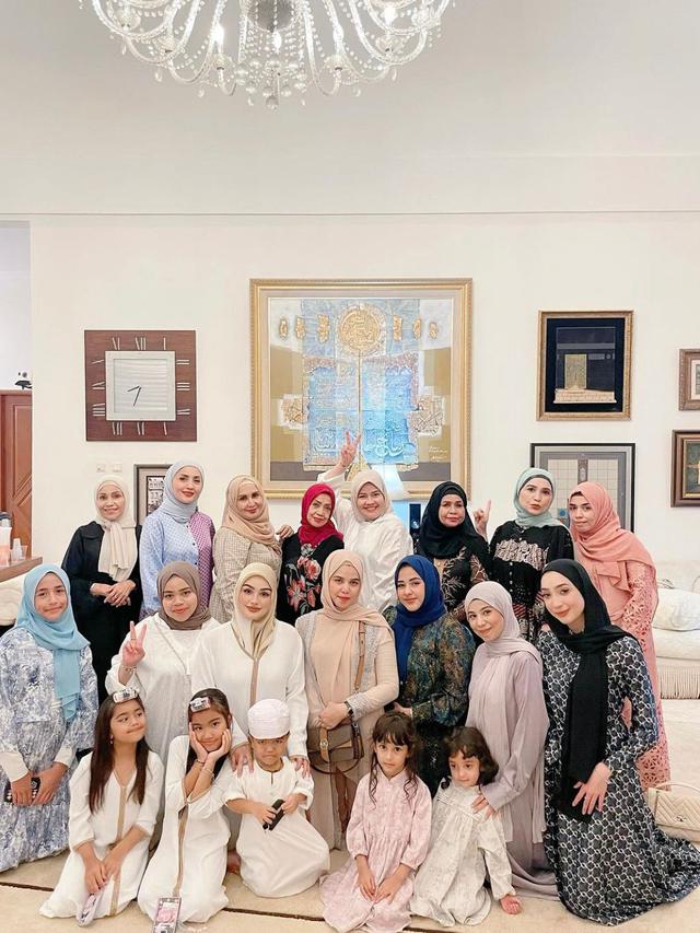 Potret Nurah Syahfirah dan Keluarga (Instagram/@nourahsheivirah)