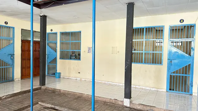 Direktur Jenderal (Dirjen) Imigrasi Silmy Karim mengadakan kunjungan kerja ke Rumah Detensi Imigrasi (Rudenim) Kupang, Nusa Tenggara Timur (NTT), Kamis (7/3/2024). (Liputan6.com/Nanda Perdana Putra)