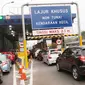 Sejumlah pengendara mobil mengantre di gerbang tol Pejompongan, Jakarta, Jumat (15/9). Dalam menggunakan GTO ini, pengguna jalan tol diwajibkan memiliki kartu pembayaran non tunai sebagai kartu prabayar. (Liputan6.com/Angga Yuniar)