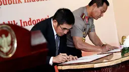 Penandatanganan diwakili oleh Ketua MK Hamdan Zoelva dengan Kepala Jendral Polisi Sutarman di Gedung MK, Jakarta, Kamis (8/5/2014). (Liputan6.com/Faizal Fanani)