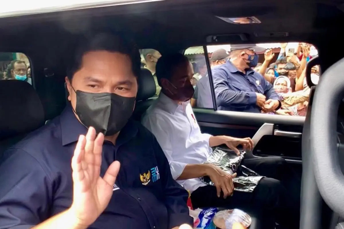 Ditemani Erick Thohir, Jokowi Bagi-Bagi Bantuan ke Pedagang
