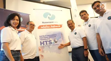 Jajaran Direksi PT Pasifik Satelit Nusantara (PSN) foto bersama seusai mengumumkan rencana peluncuran Satelit Nusantara Satu di Jakarta, Rabu (23/1). PT PSN akan meluncurkan Satelit pada 18 Februari 2019. (Liputan6.com/HO/Ading)