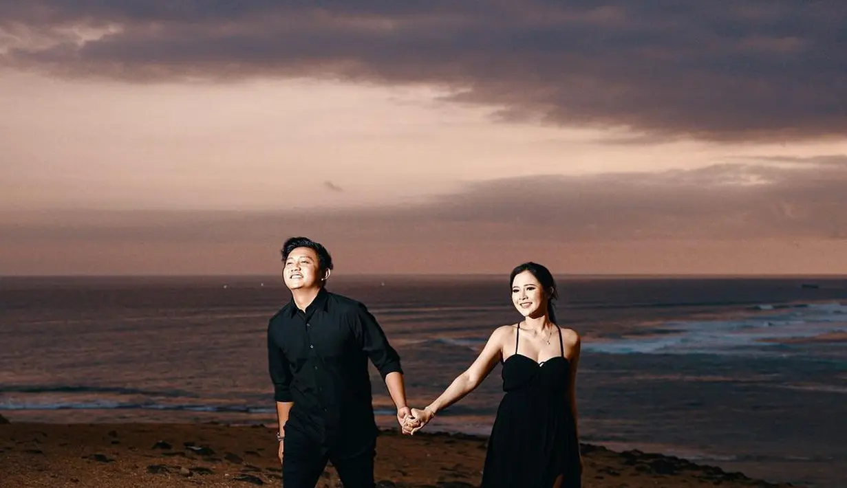 Sambil bulan madu, Denny Caknan dan Bella Bonita menjalani pemotretan mesra bersama. [Instagram/bellabonita_r.a]