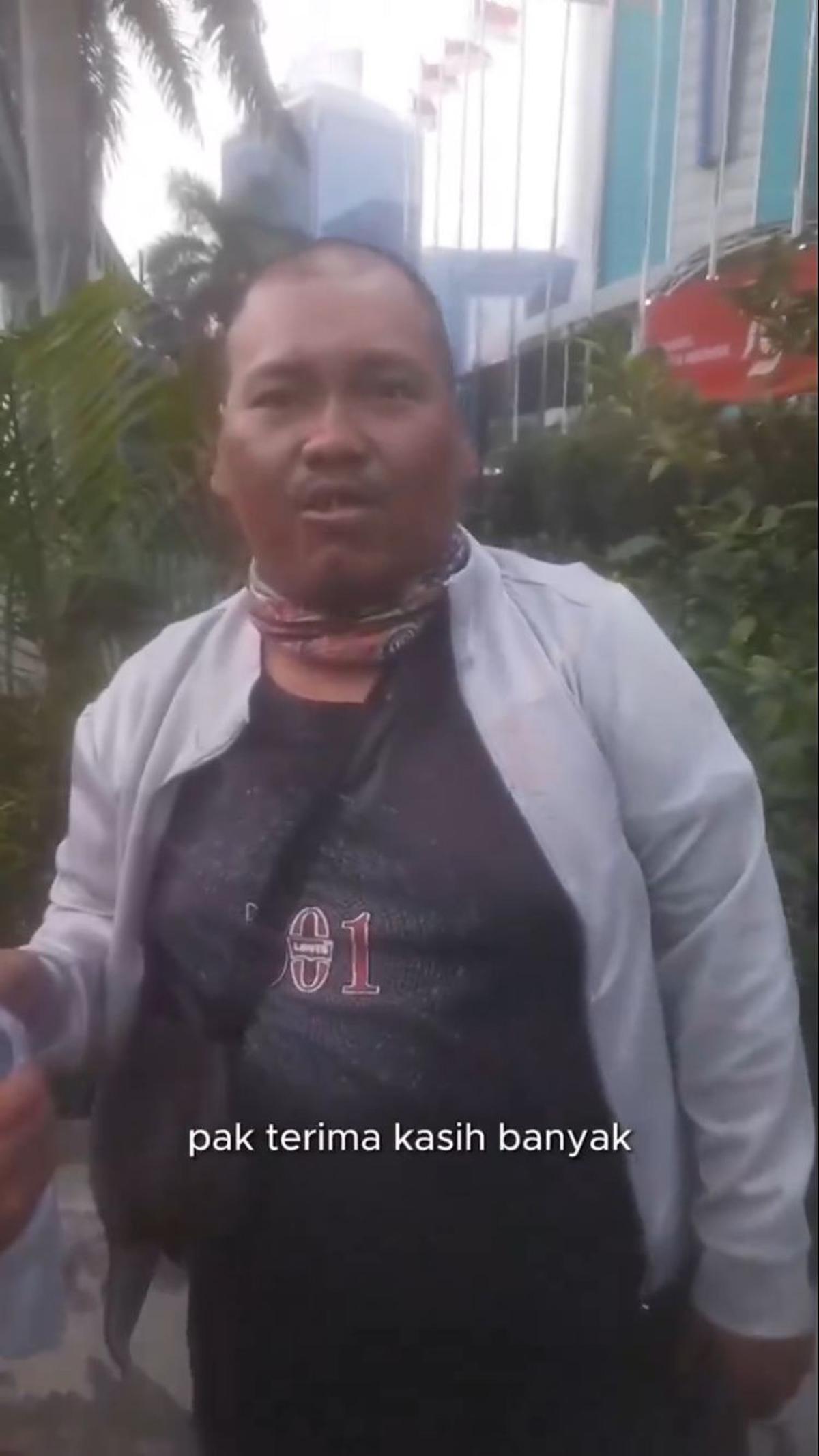 Momen Polisi Bantu Pengendara Motor yang Tiba-tiba Pingsan di Jalan Ini Viral, Tuai Pujian